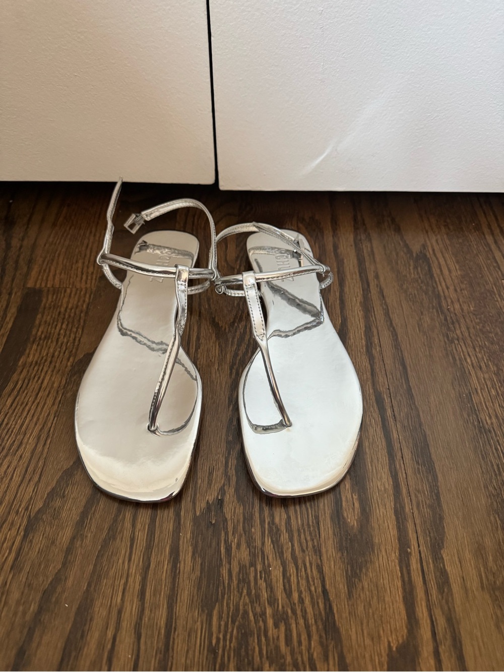 SCHUTZ Silver Eisha Silver Metallic
Leather T-Strap Sandals NWT 7.5